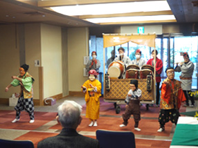 《地元町会》「五月会」のおはやしがサンビナスにやって来ました。職員も参加しています。