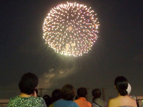 《花火鑑賞》立川市の花火大会。ホーム屋上から大迫力の花火をお楽しみいただけます。