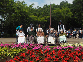 《公園散策（春・秋）》おひとりでの散策にご不安な方を、スタッフが一緒に車椅子でお連れします。