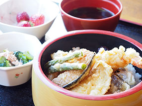 昼食の一例／天丼・菜の花のお浸し・赤出汁・イチゴ